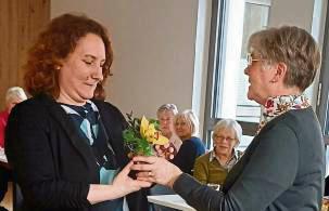 Beatrix Haselhorst bedankte sich mit einem Blümchen bei Rebekka Schade.