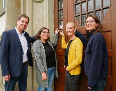 Aufkleber an den Türen weisen aus, dass die LWL-Einrichtungen queerfreundliche Orte für alle sind.
