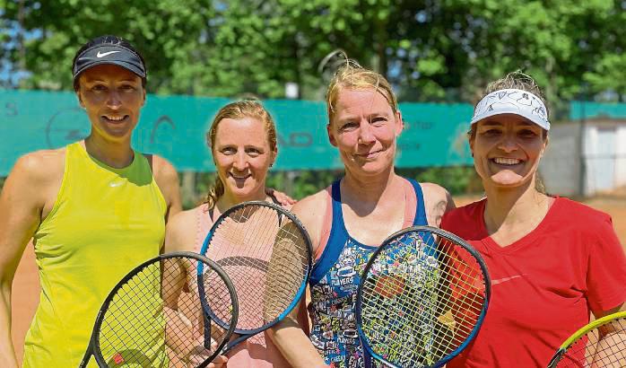 Mit einem 5:1-Erfolg gegen Salzkotten glückte dem neu formierten Ü30-Damenteam des TC BW Anröchte (v.l.): Britta Mendelin, Pia Pankoke-Jacoby, Claudia Lietz und Christine Cramer der Start in die Sommersaison.