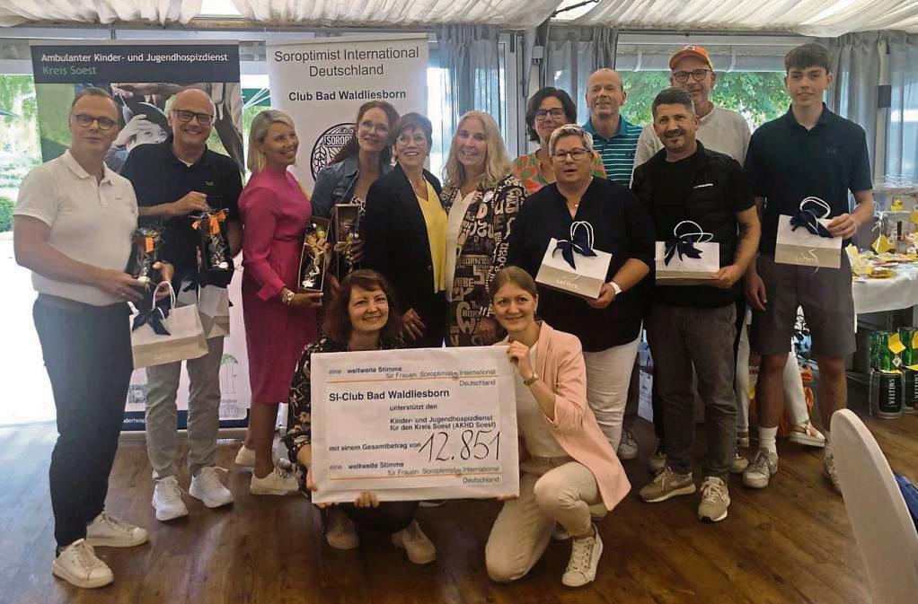 Freude über das erfolgreiche Benefiz-Golfturnier, das der Soroptimist International Club Bad Waldliesborn ausrichtete. Der Erlös ging an den Kinder- und Jugendhospizdienst.