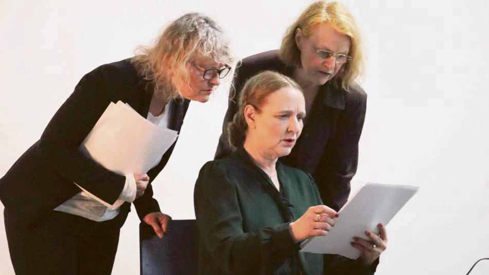 Sabine Werner, Inga Dietrich und Joanne Gläsel beeindruckten und erschreckten gleichermaßen mit ihrer szenischen Lesung zu Ehefrauen in der SS-Sippengemeinschaft. Foto: Bertermann