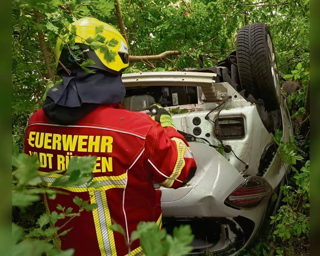 Das Auto wurde erst am nächsten Tag kopfüber im Gebüsch gefunden. Foto: Feuerwehr