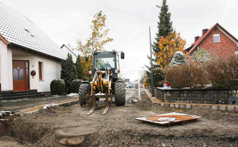 Der von den Anwohnern lang ersehnte Endausbau des Fuchsweges in Erwitte hat begonnen. Anfang 2024 soll er abgeschlossen sein. Foto: Puls