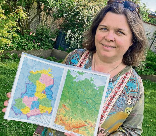 Im DDR-Schulatlas war die BRD grau dargestellt, wie Yvonne Kreye in einem ihrer alten Schulbücher zeigt. Foto: Frenz