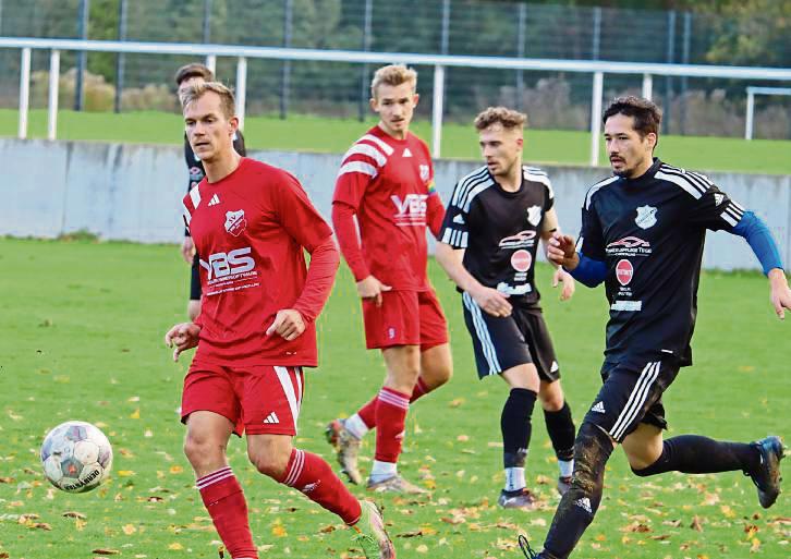 Tabellenführer RW Horn (in Rot) ist bereits enteilt. Für den SuS Sichtigvor (dunkle Trikots) heißt das Motto für Sonntag: Wiedergutmachung nach der 0:9-Klatsche. Foto: Uwe Feichtinger