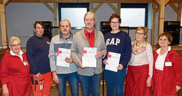 Neben Werner Wehren (M.), der für 225 Blutspenden geehrt wurde, erhielten auch Andreas Dollase für 100 und Miriam Helle für 50 Blutspenden eine Urkunde. Foto: Kloer
