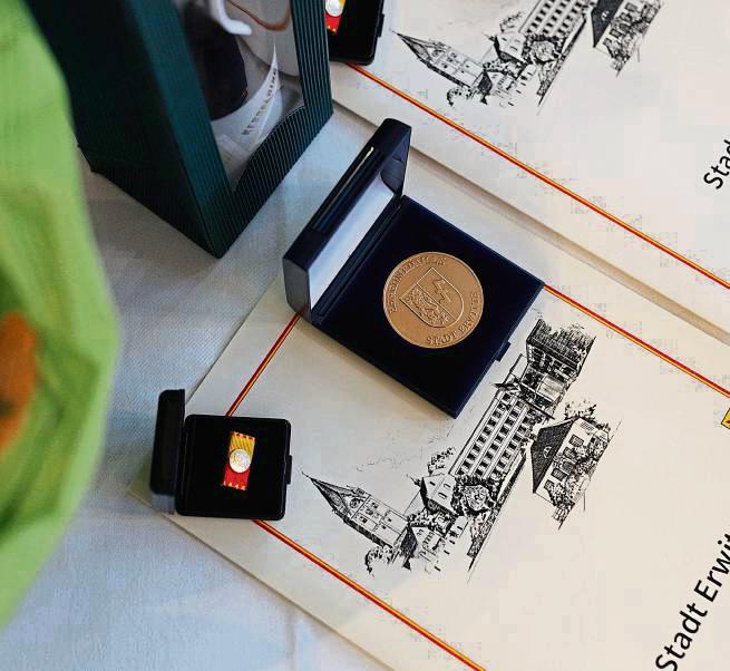 Engagierte Bürger können sich die Medaille ab sofort auch ans Revers heften.