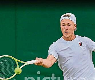 Max Schönhaus aus Niederense verteidigte beim Juniorenwettbewerb in Wimbledon seinen Titel im Doppel. Im Einzel erreicht der 17-Jährige das Halbfinale. Foto: dpa