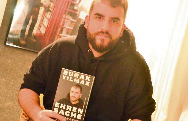 Burak Yilmaz stellte sein Buch „Ehrensache. Kämpfen gegen Judenhass“ in der M & S Music School vor. Foto: Gröbing