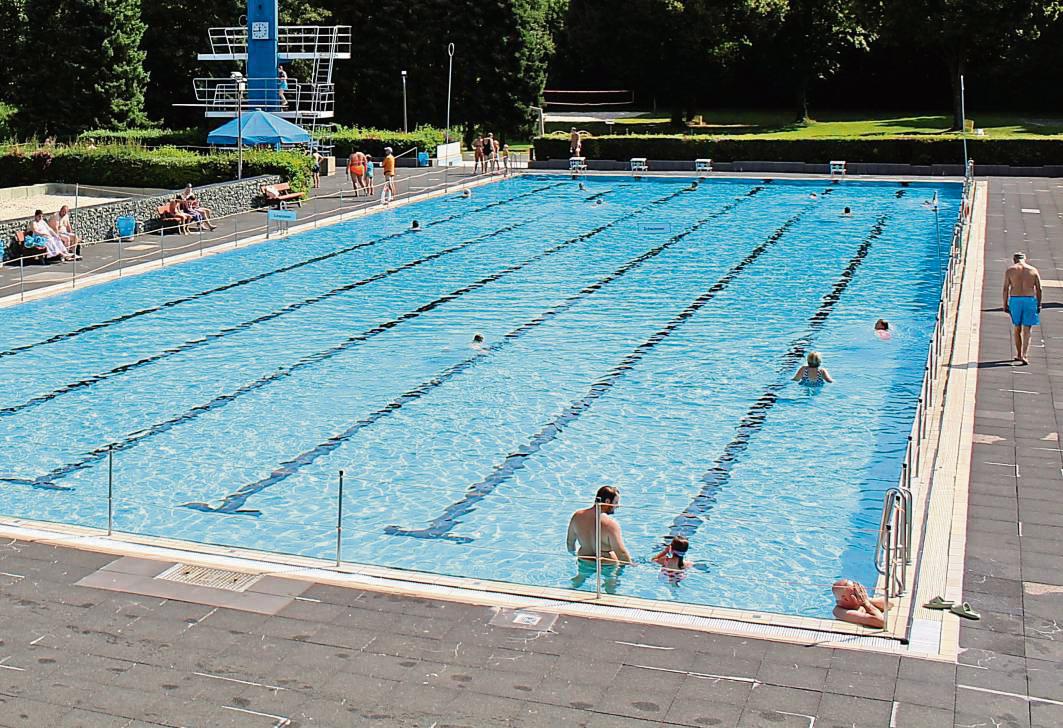 Das Sportbecken im Waldfreibad zeigt deutliche Alterserscheinungen. Der Sprungturm im Hintergrund könnte zukünftig ganz wegfallen. Foto: Pia Mintert