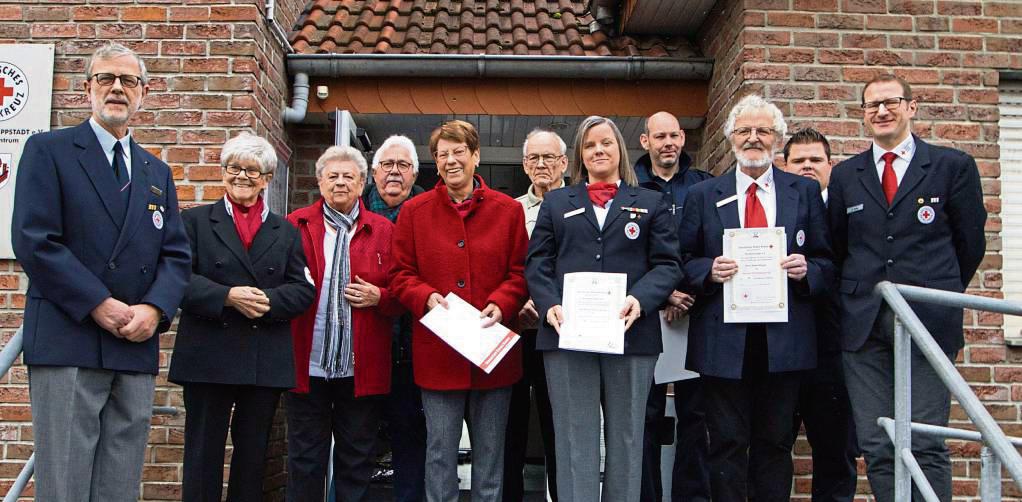 Für bis zu 70 Jahre ehrenamtliche Arbeit beim DRK wurden verdiente aktive Mitglieder geehrt.