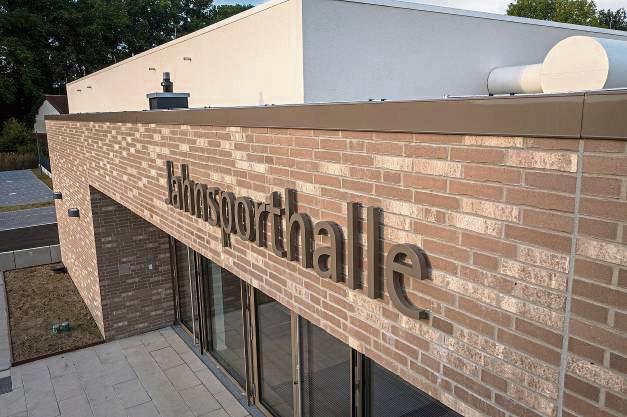 Nach einem Wasserschaden mindestens sechs Monate gesperrt: die Jahnsporthalle in Lippstadt.