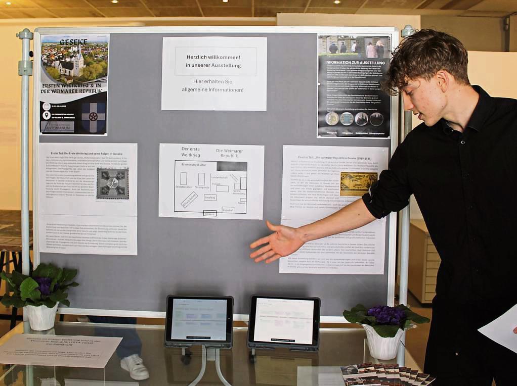 Die Schüler des Antonianum präsentieren ihre Ausstellung zum Ersten Weltkrieg und zur Weimarer Republik in Geseke. Fotos: Mintert