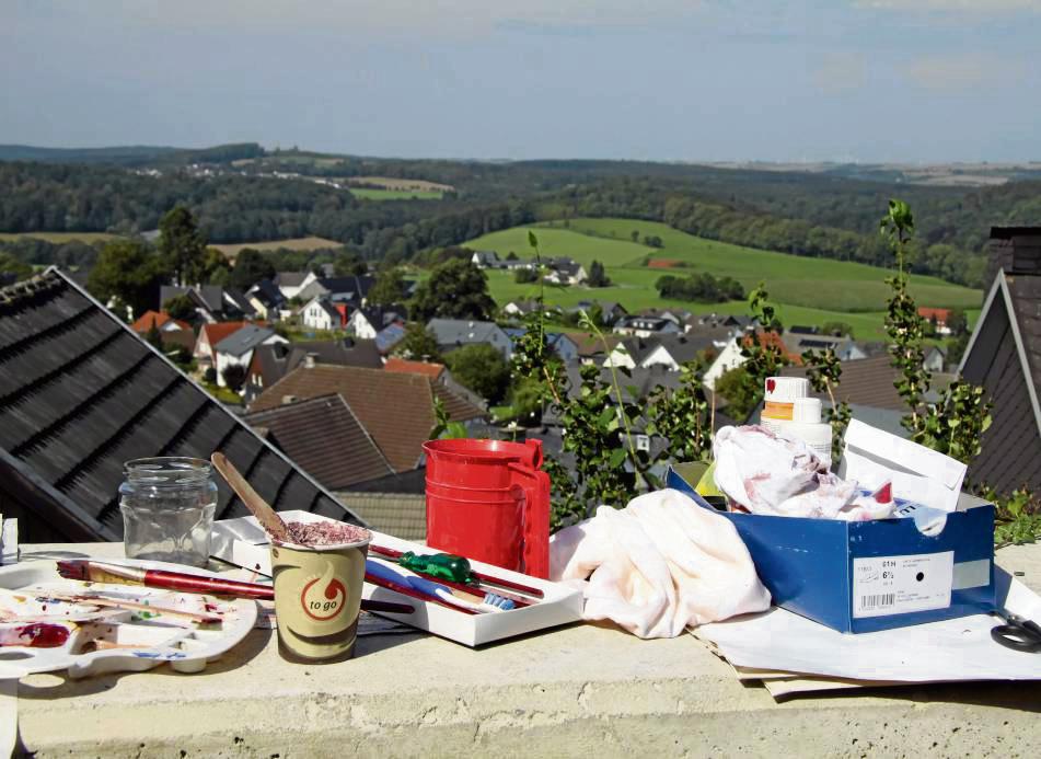 An der Stadtmauer rund um die Clemenskirche in Kallenhardt finden im August die Kunsttage des Kunstkreises Kallenraben statt. Foto: Rückert