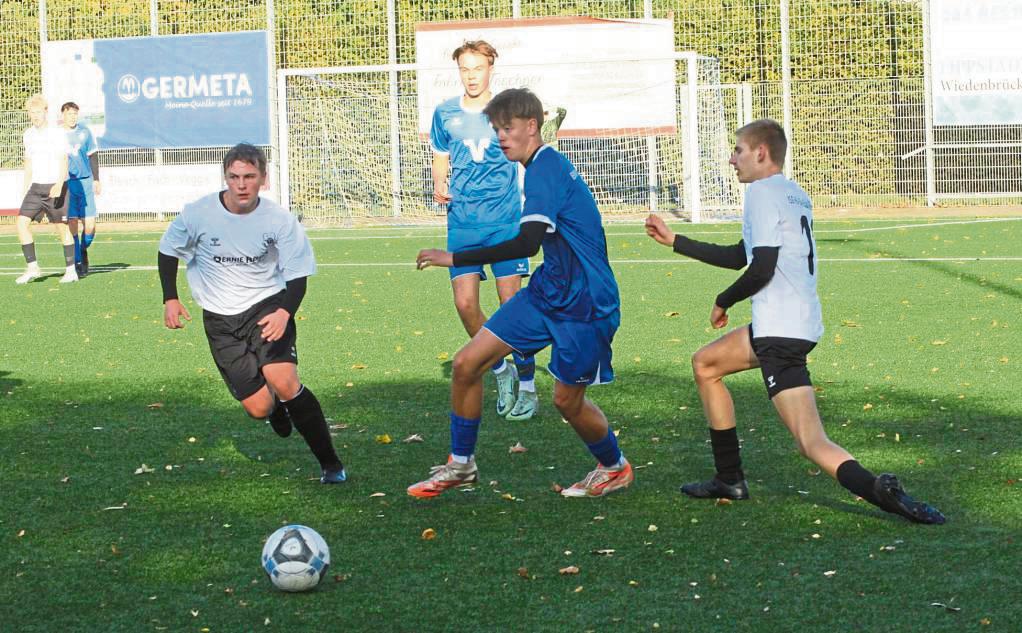 Keine Blöße gab sich Quali-Tabellenführer BW Lipperbruch (in Blau) beim 8:0 gegen die JSG Hörste. Gespielt wurde übrigens in Dedinghausen auf Kunstrasen. Foto: Hans Dannhausen
