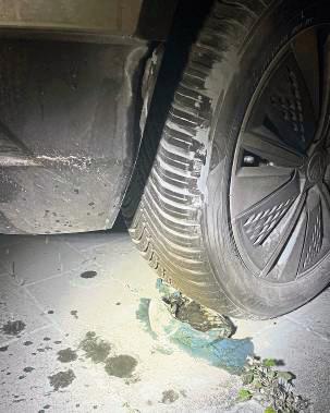 Einen brennenden Gegenstand legte ein Unbekannter hinter dieses Rad. Foto: Polizei