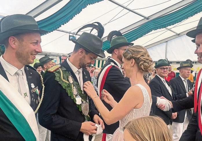 Orden gab es von der neuen Königin Johanna Süllentrop am Sonntag für 25-, 40- und 50-jährige Vereinstreue. Der Vorstand bedankte sich bei den Jubilaren der St.-Hubertus-Bruderschaft für das jahrelange Engagement. Fotos: Schnieders