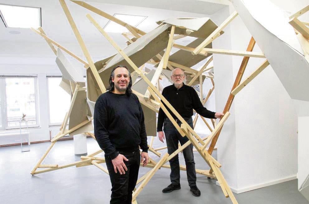 Der Künstler Evangelos Papadopoulos und der Kunstvereinsvorsitzende Franz-Josef Laforet vor der zentralen Installation der Ausstellung „daydream structures“. Foto: Andreas Balzer