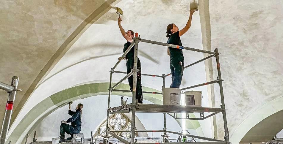 Auch die Gewölbedecken und Bögen erhalten einen frischen Anstrich. Fotos: N. Wissing