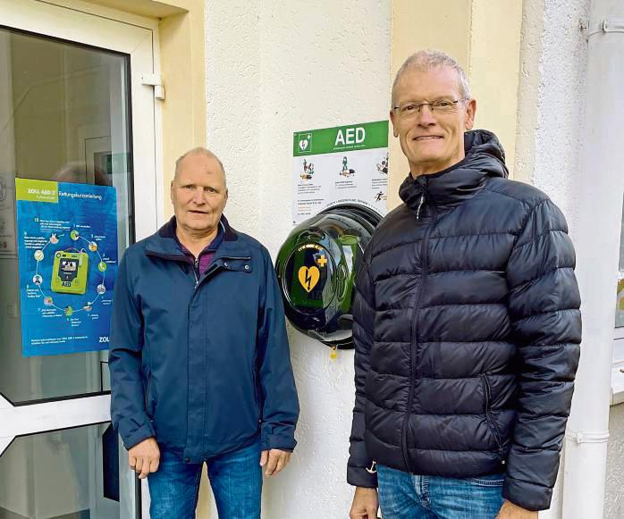 Franz-Josef Kellner und Rolf Brölemann vom Heimatverein Mantinghausen freuen sich über die hohe Spendenbeteiligung.