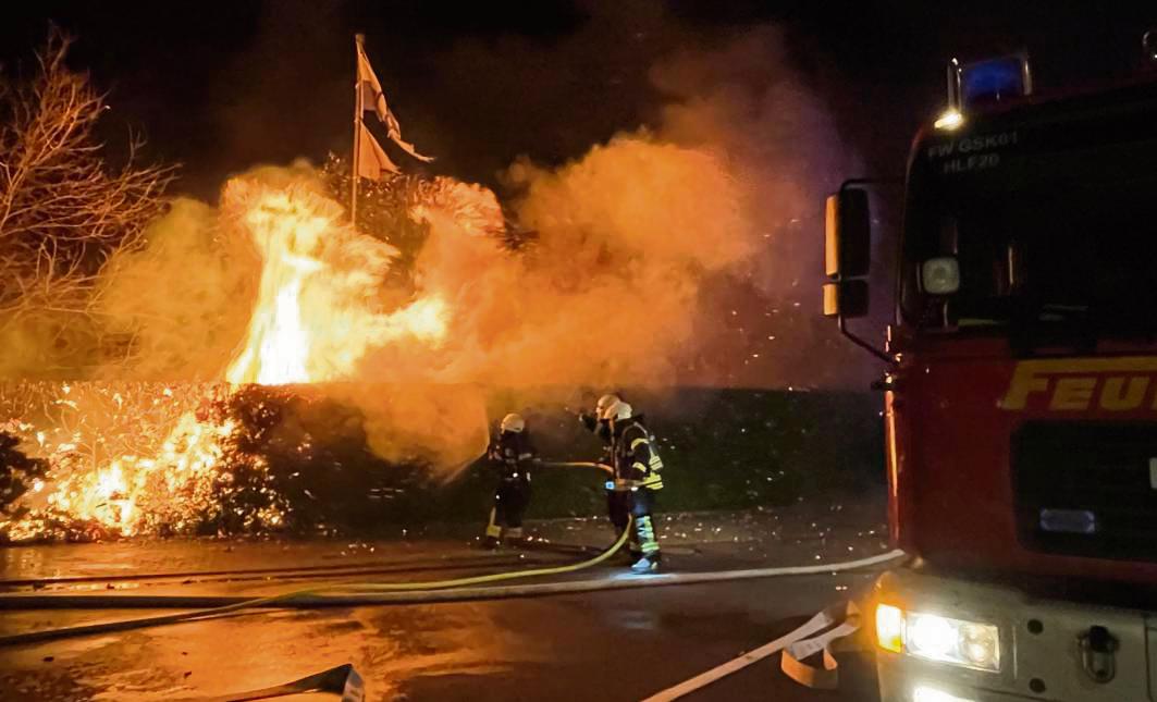 Leider ein gewohntes Bild in der Silvesternacht: Die Feuerwehr Geseke rückte zum Jahreswechsel 2023 zu einem Heckenbrand aus. Archivbild: Björn Winkelmann