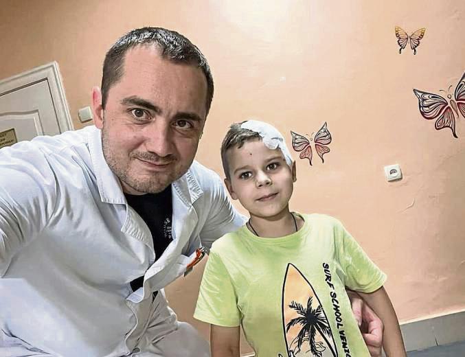 Sechs Kinder, sechs schwere Schicksale (im Uhrzeigersinn von links oben): Jaroslaw hat eine Fehlbildung im Gehirn, die sechs Monate alte Anastasia leidet unter einem Lymphom, Tamirlan (3) hat einen Gehirntumor. Denys leidet derweil an Epilepsie, der zehn Monate alte David hat ein offenes Seitenventrikel im Gehirn. Und Ostap (2) hat einen Wasserkopf.
