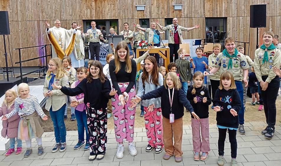 Zum Abschluss des Gottesdienstes gab es das Pfadfinderlied „Flinke Hände, flinke Füße“, dann wurde das Haus gesegnet. Fotos: Kloer
