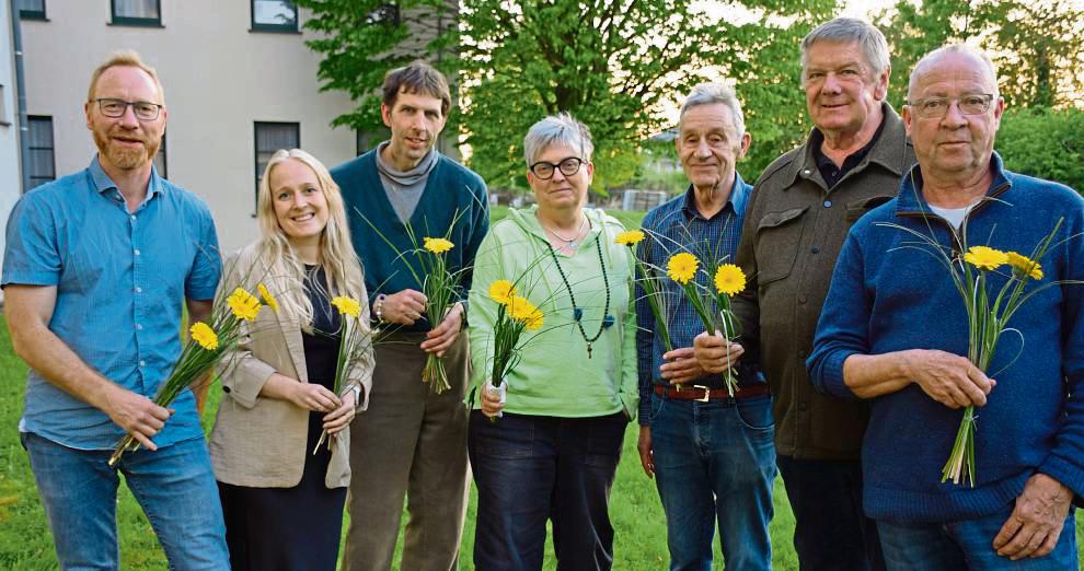 Von den 18 Kandidaten war nur ein Teil anwesend. Blieben mehr Blümchen für die restlichen Anwärter. Foto: Kossack