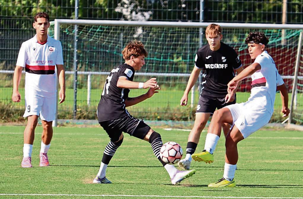 Auftakt geglückt! Die A-Jugend des SV Lippstadt (in Weiß) startete mit einem 2:0-Heimsieg gegen den SC Verl in die neue Westfalenliga-Saison. Foto: Uwe Feichtinger