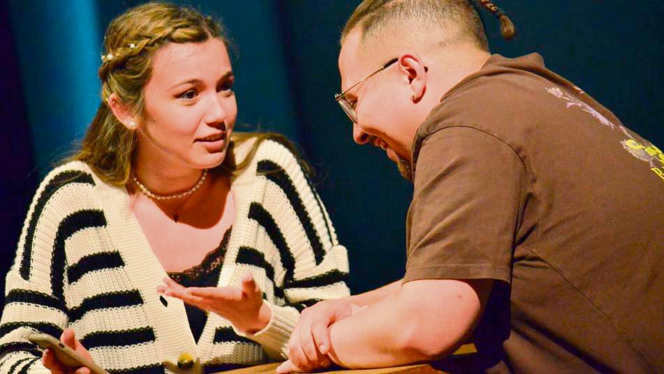 Melanie (Luna Beinlich) und Nick (Lukas Dönnewald) finden zueinander. Foto: Gröbing