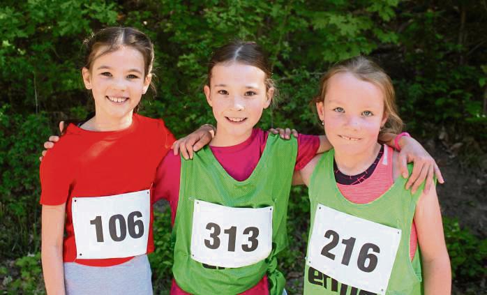 Nehmen beim Rüthener Bergstadtsportfest erstmals die 800 Meter-Strecke auf der Kunststoffbahn in Angriff (v.l.): Greta Nolte, Anika Braun und Mia Geurink vom TSV Rüthen.