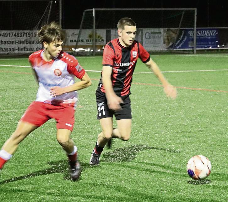 Nach dem Seitenwechsel übernahmen die B-Junioren des SV Lippstadt (in Schwarz-Rot) gegen Siegen das Kommando und behielten am Ende mit 3:1 die Oberhand. Foto: Uwe Feichtinger