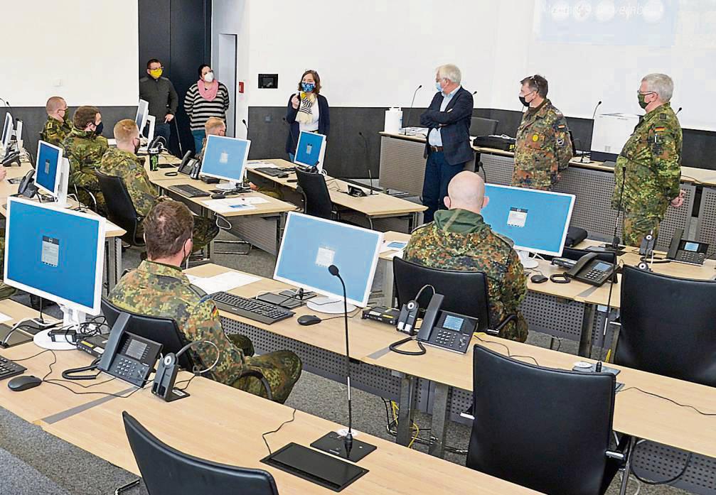 Die Bundeswehr unterstützte das Gesundheitsamt bei der Kontaktnachverfolgung. Dazu wurden Arbeitsplätze wurden im Sitzungssaal eingerichtet. Foto: Weinstock/ Kreis Soest
