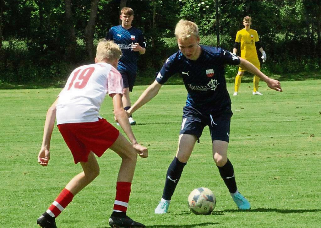 Simon Haferkemper (am Ball) und die A-Junioren des TuS Lipperode stehen kurz vor dem Bezirksliga-Aufstieg. Im Kreis Höxter siegten sie hochverdient mit 6:0. Foto: Dannhausen