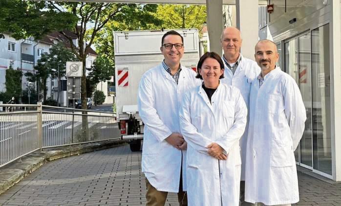 Dr. David Miller (links) mit seinen Mitarbeitern und Dr. Ludwig Schwering (3.v.l.) l nach Durchführung der Operation.