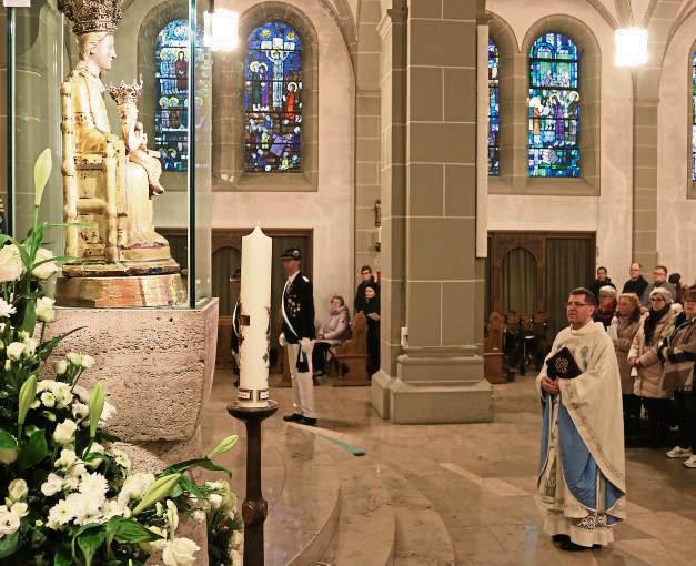 Im Angesicht des Werler Gnadenbildes: der neue Wallfahrtsleiter Bernd Haase bei seiner Einführung in der Werler Wallfahrtsbasilika.