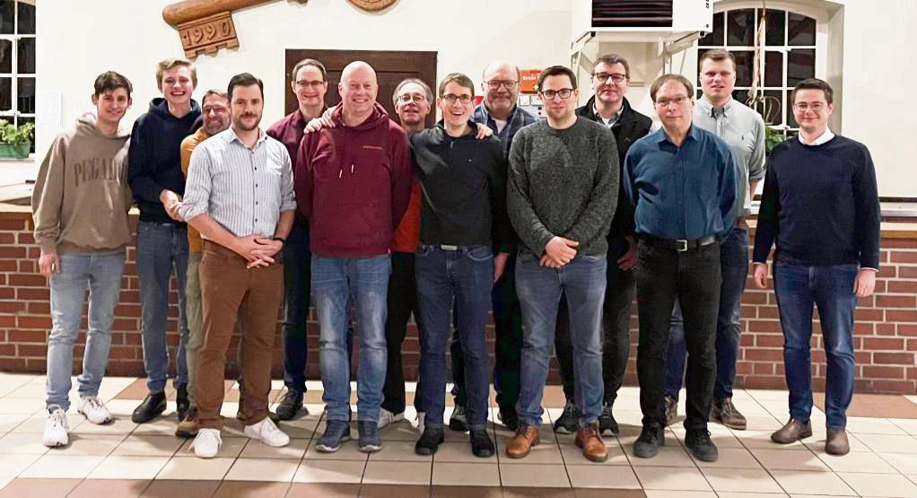 Starkes Team: Michael Kemper löst Rainer Dicke (6.u.8.v.l.) im Vorsitz ab. Foto: Gerwin