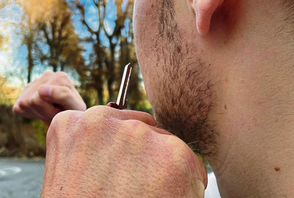 Mit dem Schlüssel in der Faust schlug der Geseker (19) zu. Symbolfoto: Rückert