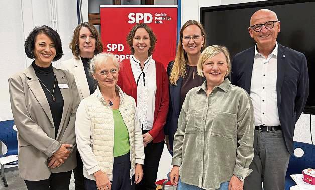 Engagiert für eine qualitätsvolle OGS sind (vorne, v.l.) Edita Tarallo (Leiterin OGS Josefschule) Kerstin Weitemeier (Geschäftsführerin Pari Sozial) Marlies Stotz (Co-Vorsitzende SPD) sowie hinten Stefanie Obermeier, Jana De Vidts (Stadtschulpflegschaft) Silvia Gosewinkel (SPD-Landtagsabgeordnete) und Fachbereichsleiter Manfred Strieth.