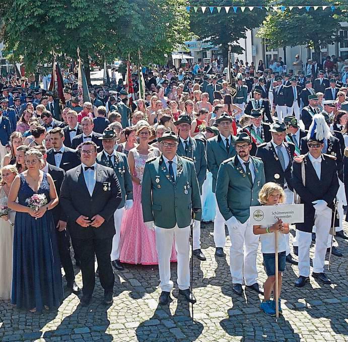Beim ersten Rüthener Stadtschützenfest sollen alle 15 Vereine des Stadtbundes mit den amtierenden Königspaaren mitmaschieren. Archivfoto: Kloer