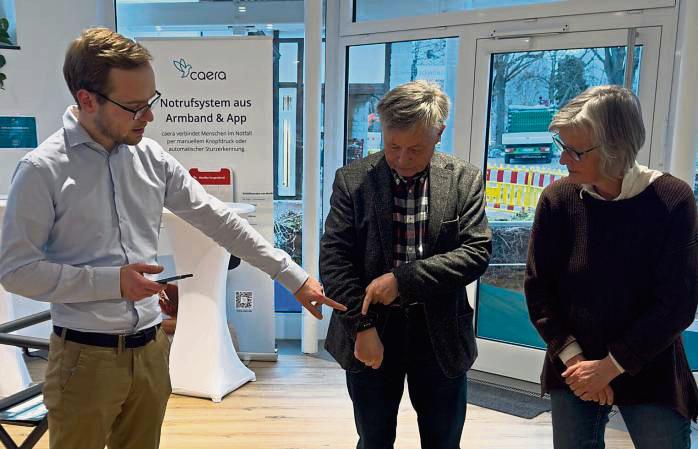 Beim Tag der Pflege wird ein Armband vorgestellt, das Stürze erfassen kann und direkt Angehörige oder den Pflegedienst informiert. Foto: Jedra (WfG)