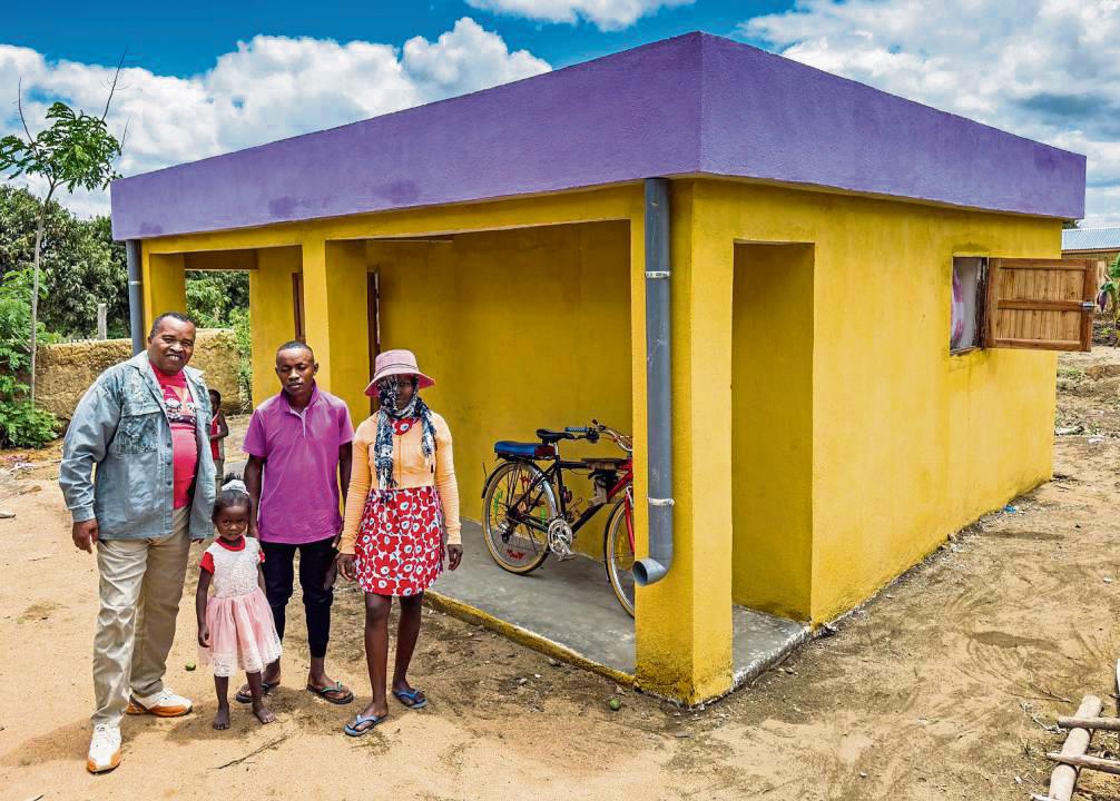 Franji (r.) schickte dem heimischen Hilfswerk voller Stolz Fotos ihres neuen Zuhauses – ein bunt gestrichenes Haus, das hervorsticht wie ein Symbol neuer Hoffnung.