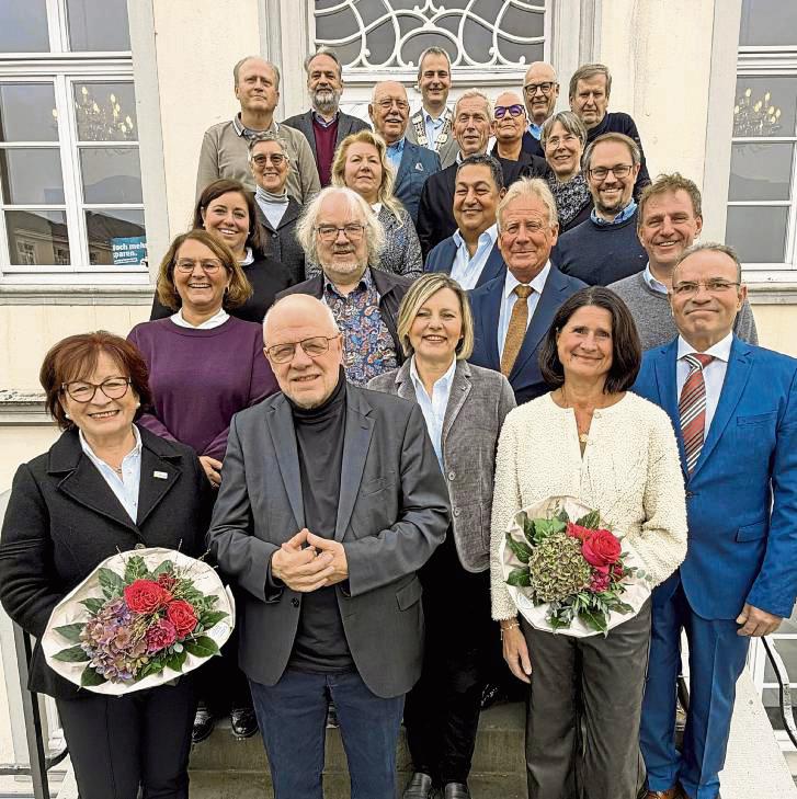 Fast 340 Jahre Erfahrungen weisen die Ratsmitglieder auf, die Bürgermeister Alexander Tschense jetzt in einem feierlichen Rahmen verabschiedete. Foto: Köller/Stadt Lippstadt