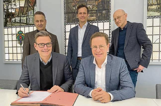 Salzkottens Bürgermeister Ulrich Berger (vorne rechts) unterzeichnete im Beisein von Verwaltungsmitarbeitern aus Salzkotten und Rietberg die Vereinbarung.