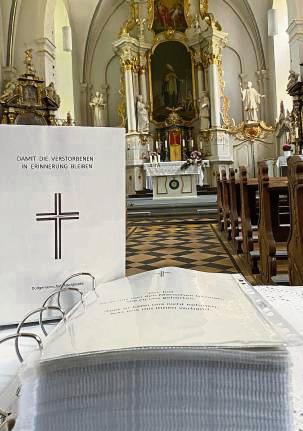 Zwei dicke Bücher erinnern an die Verstorbenen aus Altengeseke. Foto: N. Gerwin