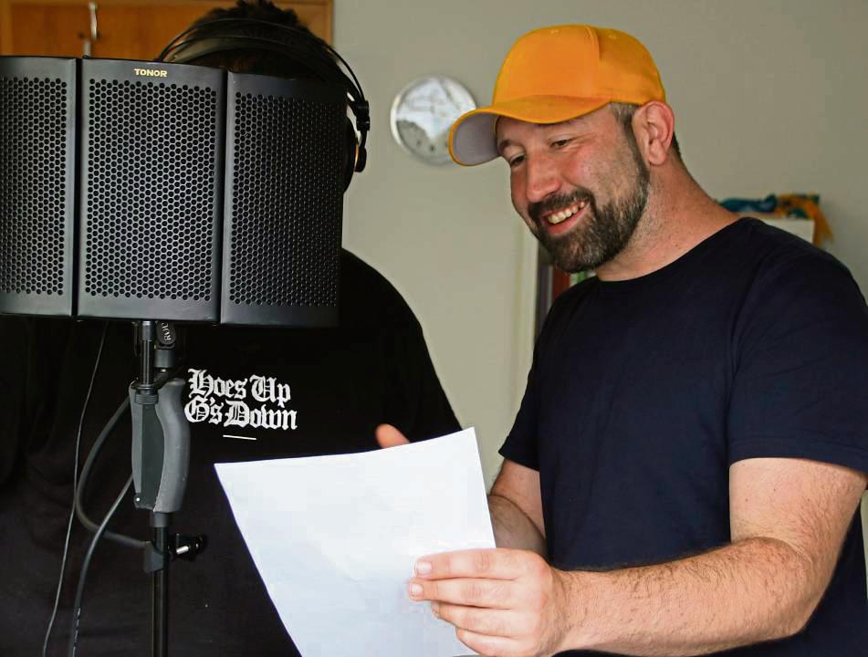 Beats an, einzählen, los geht’s: Zusammen mit dem Rapagogen Tobias Schirneck haben Jugendliche ihre eigenen Rap-Songs aufgenommen. Schirneck sagt: „Sie haben alle Talent.“ Foto: Cegelski