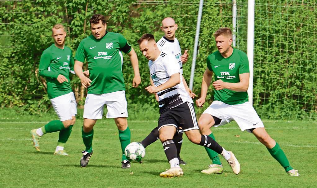 Arminia Langeneicke (in Weiß) feierte bei Germania Stirpe einen deutlichen 4:0-Erfolg. Für die starke Leistung gab’s ein Lob von Trainer Lohmann. Foto: Feichtinger