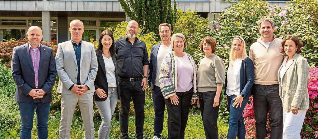 Vertreter der Vermittlungsagentur Yomema, der Seniorenhilfe SMMP und der Gesundheitsakademie SMMP freuen sich über die zukünftige Zusammenarbeit.