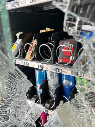 Die Täter schlugen die Scheibe des Automaten ein und erbeuteten Ware im Wert von etwa 70 Euro. Foto: Polizei