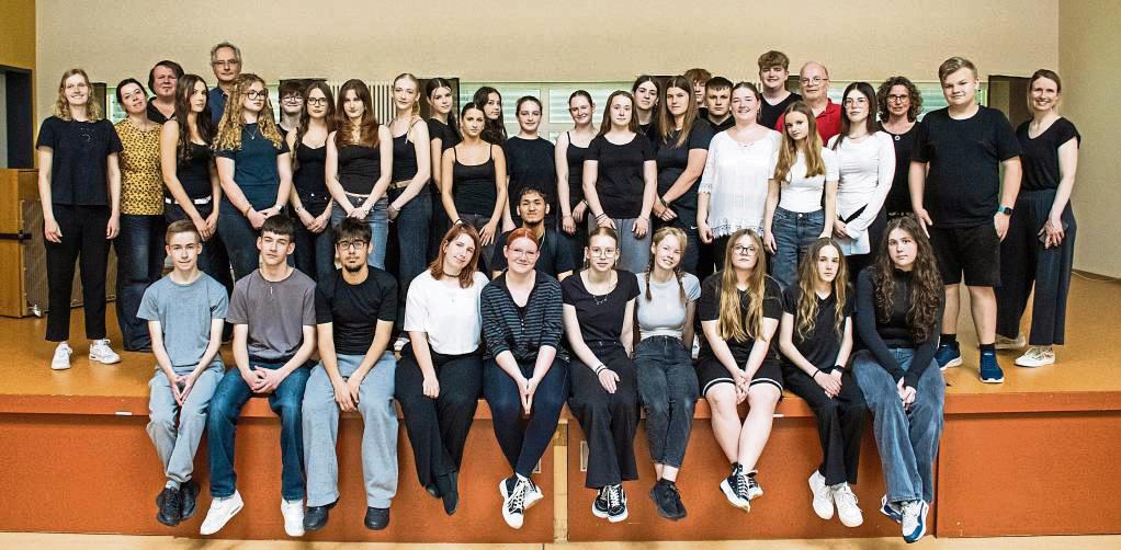 Die am Musiktheaterprojekt teilnehmenden Schüler und Lehrer der Gesamtschule Salzkotten mit Dr. Sarah Kass (2.v.l.).